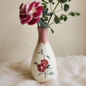    ȭ wine red vase
